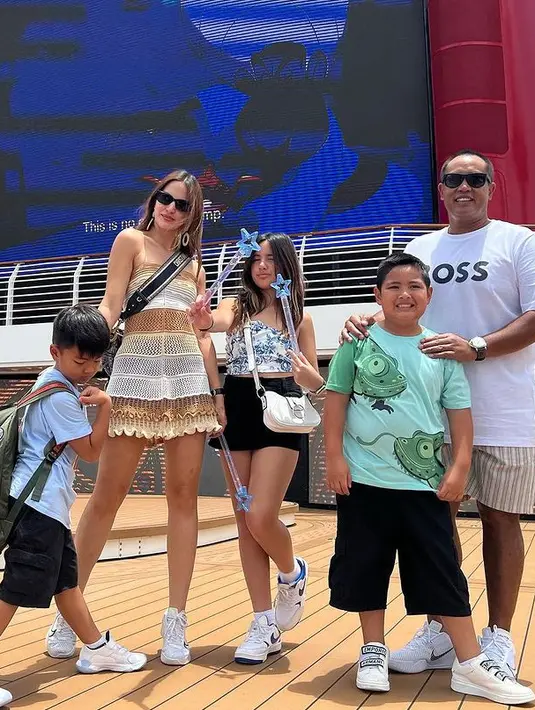 <p>Nia bersama Ardi Bakrie dan ketiga anaknya mengunjungi beberapa destinasi wisata menarik di Amerika Serikat. Salah satunya adalah Disney Wish, di mana mereka naik kapal pesiar yang pastinya bertema Disney. [Instagram/ramadhaniabakrie]</p>