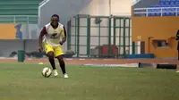 Rekrutan baru Sriwijaya FC untuk Piala Presiden, Theodore Marius Ngom Totto. (Bola.com/Riskha Prasetya)