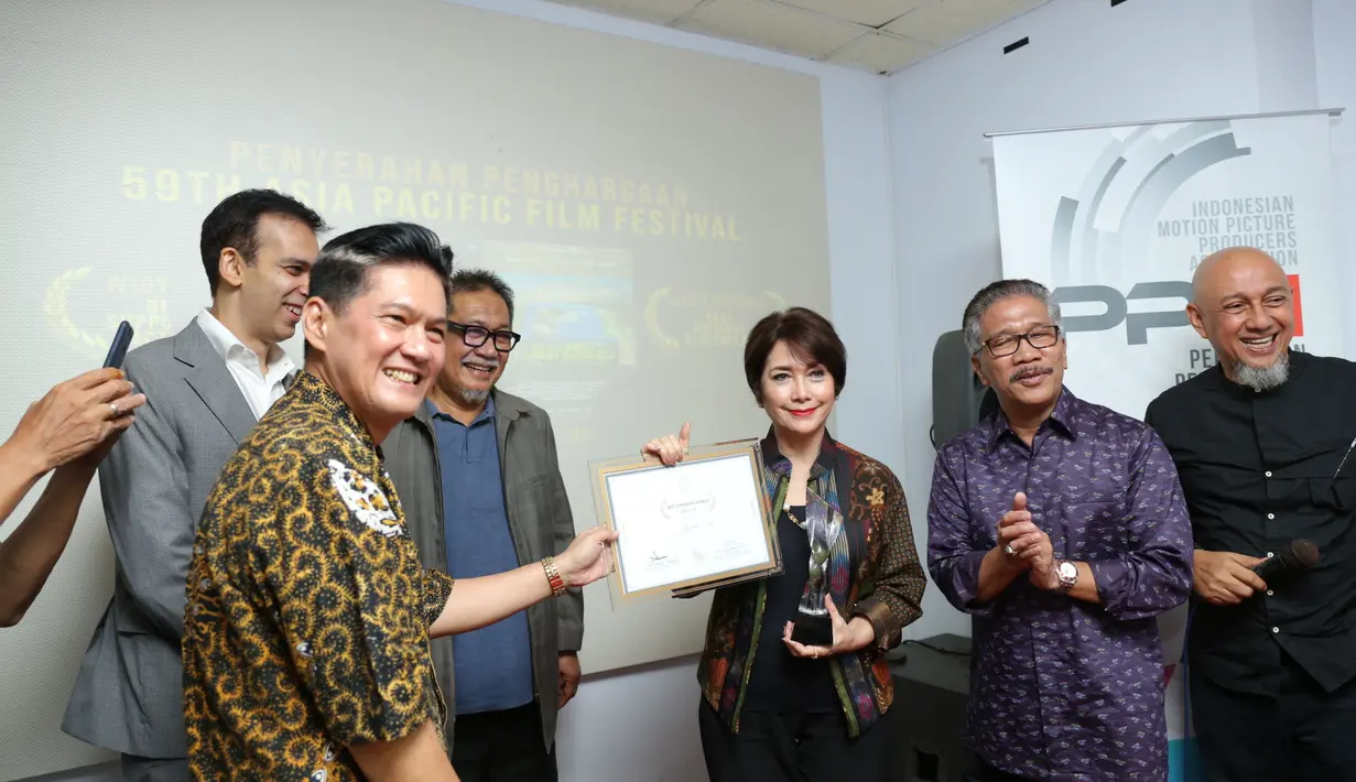 Widyawati Raih Penghargaan di Asia Pacific Film Festival (APFF) yang ke 59th. Serah terima penghargaan di Pusat Perfilman Haji Usmar Ismail, Kuningan, Jakarta Selatan, Kamis (16/1/2020). (Daniel Kampua/Fimela.com)