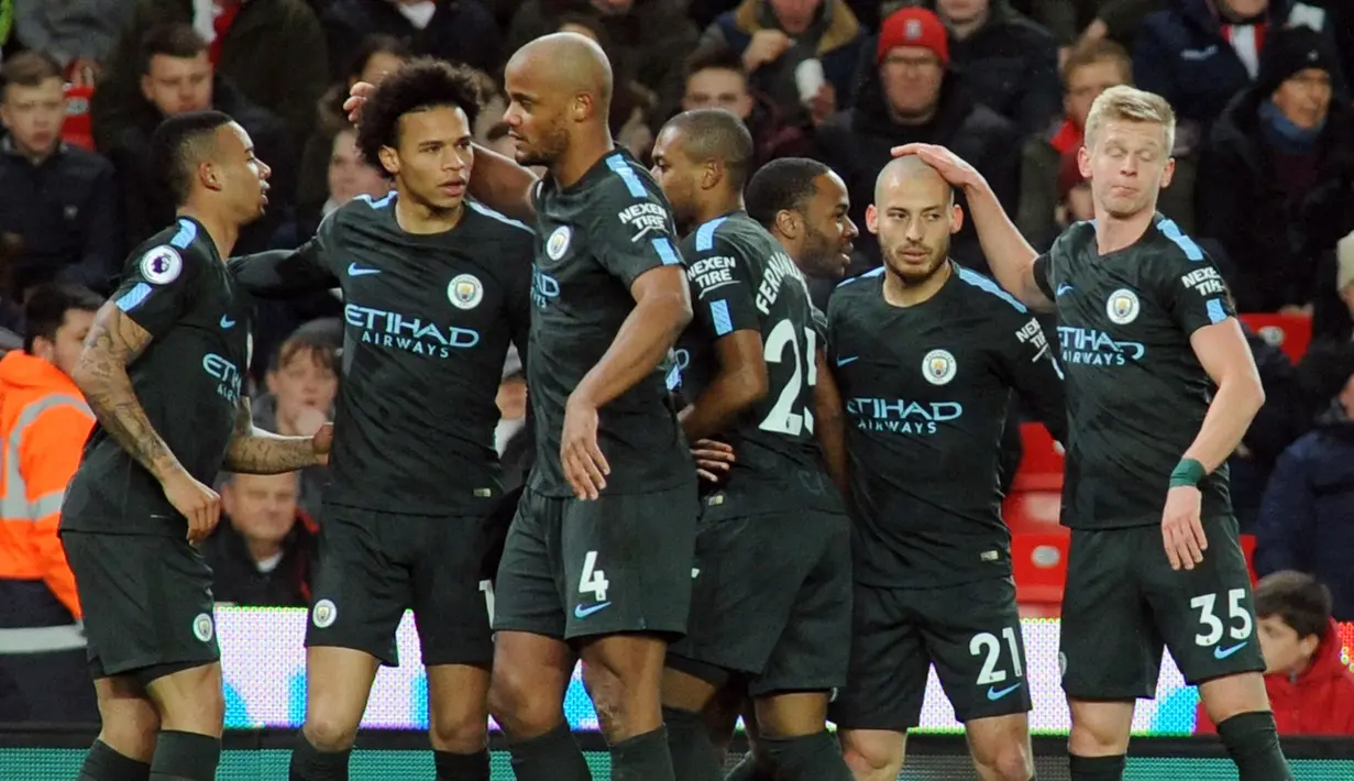 Pemain Manchester City, David Silva bersama rekan setimnya merayakan gol ke gawang Stoke City pada pertandingan pekan ke-30 Premier League di bet365 Stadium, Selasa (13/3). David Silva memborong dua gol kemenangan Manchester City. (AP/Rui Vieira)