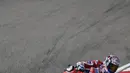 Pebalap Valentino Rossi dan Andrea Dovizioso saat latihan bebas MotoGP Aragon, Sabtu (23/9/2017). Setelah dinyatakan pulih, pebalap asal Italia itu siap untuk tampil pada balapan MotoGP Aragon, Minggu (24/9/2017). (AFP/Javier Soriano)