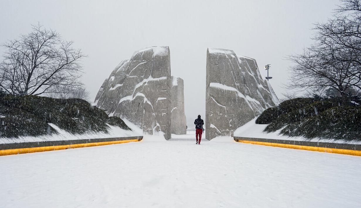 Salju menutupi Martin Luther King Jr. Memorial di Washington, Amerika Serikat, 16 Januari 2022. Upacara yang dijadwalkan di lokasi tersebut untuk menandai hari libur nasional Martin Luther King Jr. telah dibatalkan karena cuaca. (AP Photo/Carolyn Kaster)