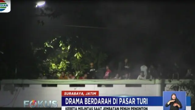 Dalam gambar video amatir terlihat sejumlah penonton yang berada di jembatan perlintasan kerta di Pasar Turi tewas karena terserempet tubuh kereta.