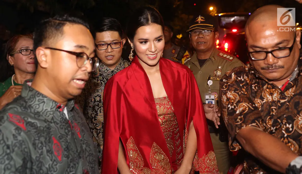 Penyanyi Raisa saat menghadiri resepsi pernikahan putri Presiden Jokowi, Kahiyang Ayu dan Bobby Nasution di Gedung Graha Saba Buana, Solo, Rabu (8/11). Raisa hadir dengan mengenakan dress batik bernuansa merah keemasan. (Liputan6.com/Angga Yuniar)