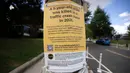 Sebuah tanda dipasang pada tiang di dekat persimpangan di mana Allie Hart, 5 tahun, ditabrak pada tahun 2021 oleh seorang pengemudi saat mengendarai sepedanya di penyeberangan, seperti yang terlihat pada Senin, 11 September 2023, di Washington. (AP Photo/Mark Schiefelbein)