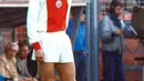 5. Johan Cruyff (Ajax Amsterdam) - Klub asal Belanda itu sangat wajar memensiunkan nomor punggung 14. Semasa hidupnya Sang Maestro sepak bola ini tidak hanya disegani saat menjadi pemain tapi juga pelatih. (AFP/Cor Mulder)