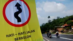 Arus lalu lintas di jalur selatan seperti di kawasan Cagak Nagreg, Jawa Barat, terpatau ramai lancar. 
