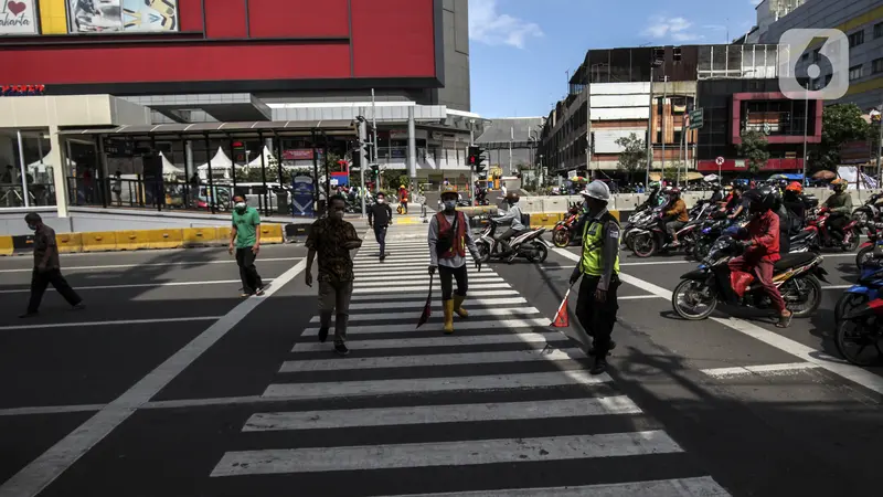 FOTO: Pelican Crossing untuk Penumpang Transjakarta dan Warga di Halte Glodok Baru