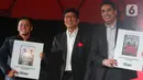 CEO Vidio, Sutanto Hartono (tengah) berfoto bersama usai menyerahkan penghargaan kepada original series dengan perolehan jumlah penonton terbanyak pada acara Vidio Penasaran 2025 di The Dome Senayan Park, Jakarta, Kamis (6/2/2025). (Liputan6.com/Herman Zakharia)