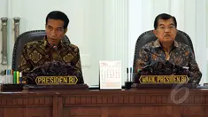 Presiden Joko Widodo dan Wakil Presiden Jusuf Kalla menggelar Sidang Kabinet Paripurna bersama para menteri di Kantor Presiden, Istana Kepresidenan, Jakarta, Rabu (4/2/2015). (Liputan6.com/Faizal Fanani)