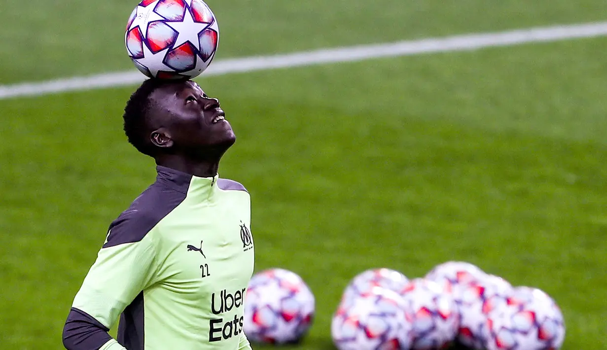 Gelandang Marseille, Pape Gueye mengontrol bola saat mengikuti latihan di stadion Dragao di Porto (2/11/2020). Marseille akan bertanding melawan Porto pada  Grup C Liga Champions di di Estadion Do Dragao, Portugal. (AFP/Carlos Costa)