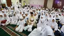 Ketua MPR Zulkifli Hasan bercanda dengan anak-anak saat acara Tadarus dan Katham Al Quran bersama anak Yatim di Aula MAsjid Baiturahman Komplek MPR/DPR RI, Jakarta, Minggu (11/6). (Liputan6.com/JohanTallo)