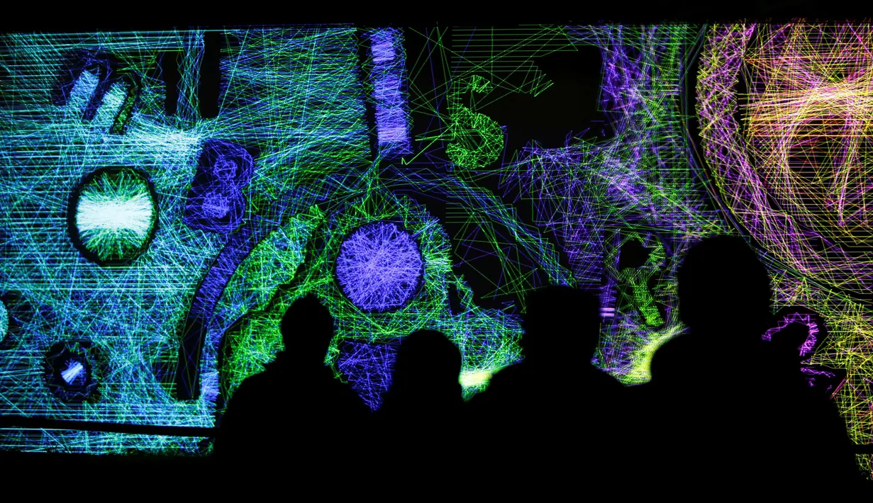 Para pengunjung melihat instalasi yang diberi nama "Rezonator" pada acara Signal Light Festival, Prague, Rep. Ceko, (13/10). Signal Light Festival merupakan acara budaya yang paling banyak dikunjungi pengunjung di Republik Ceko. (REUTERS/David W Cerny)