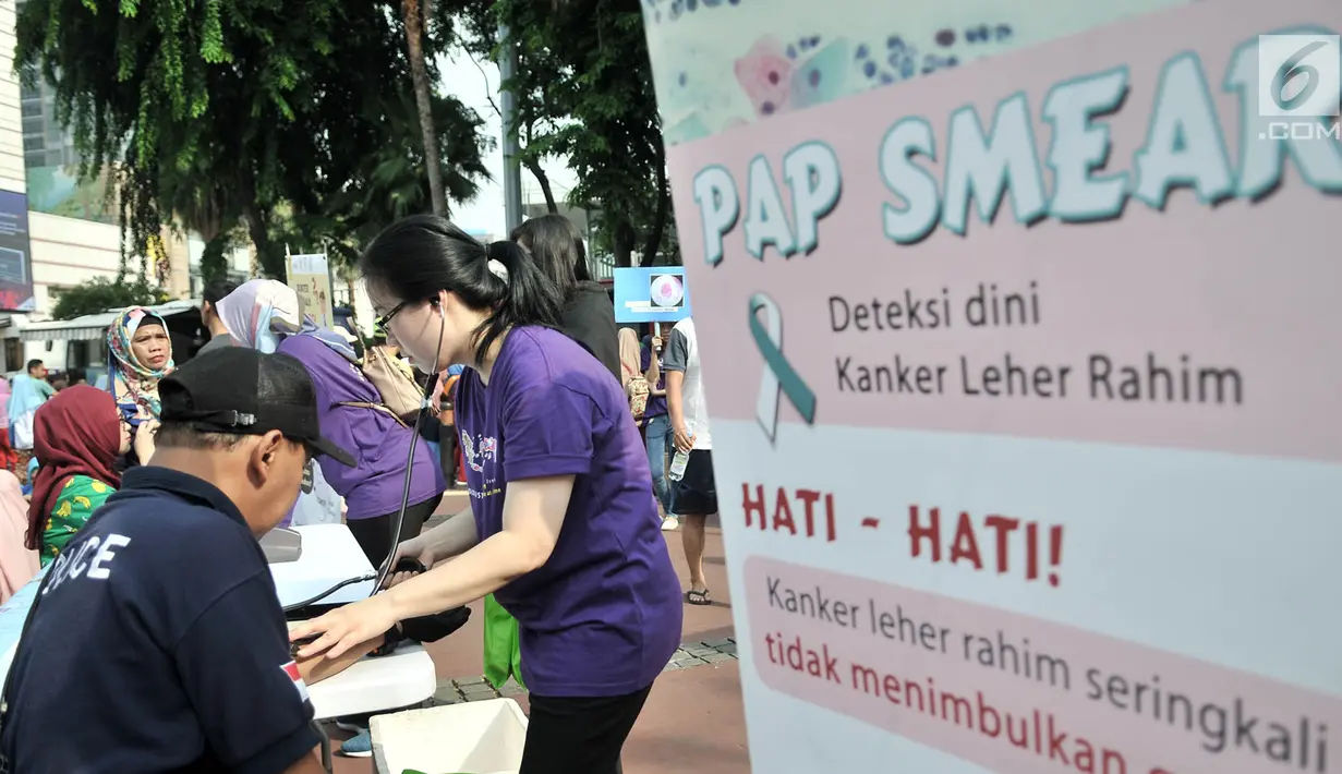 Dokter yang tergabung dalam IAPI memeriksa tensi warga saat car free day di Bundaran HI, Jakarta, Minggu (18/11). Kegiatan ini sekaligus mensosialisasikan ke warga mengenai berbagai macam penyakit anatomik beserta gejalanya. (Merdeka.com/Iqbal S. Nugroho)