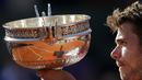 Stan Wawrinka petenis Swiss bersama trofi Grandslam Prancis Terbuka setelah mengalahkan Novak Djokovic di final. (AP Photo/Francois Mori)