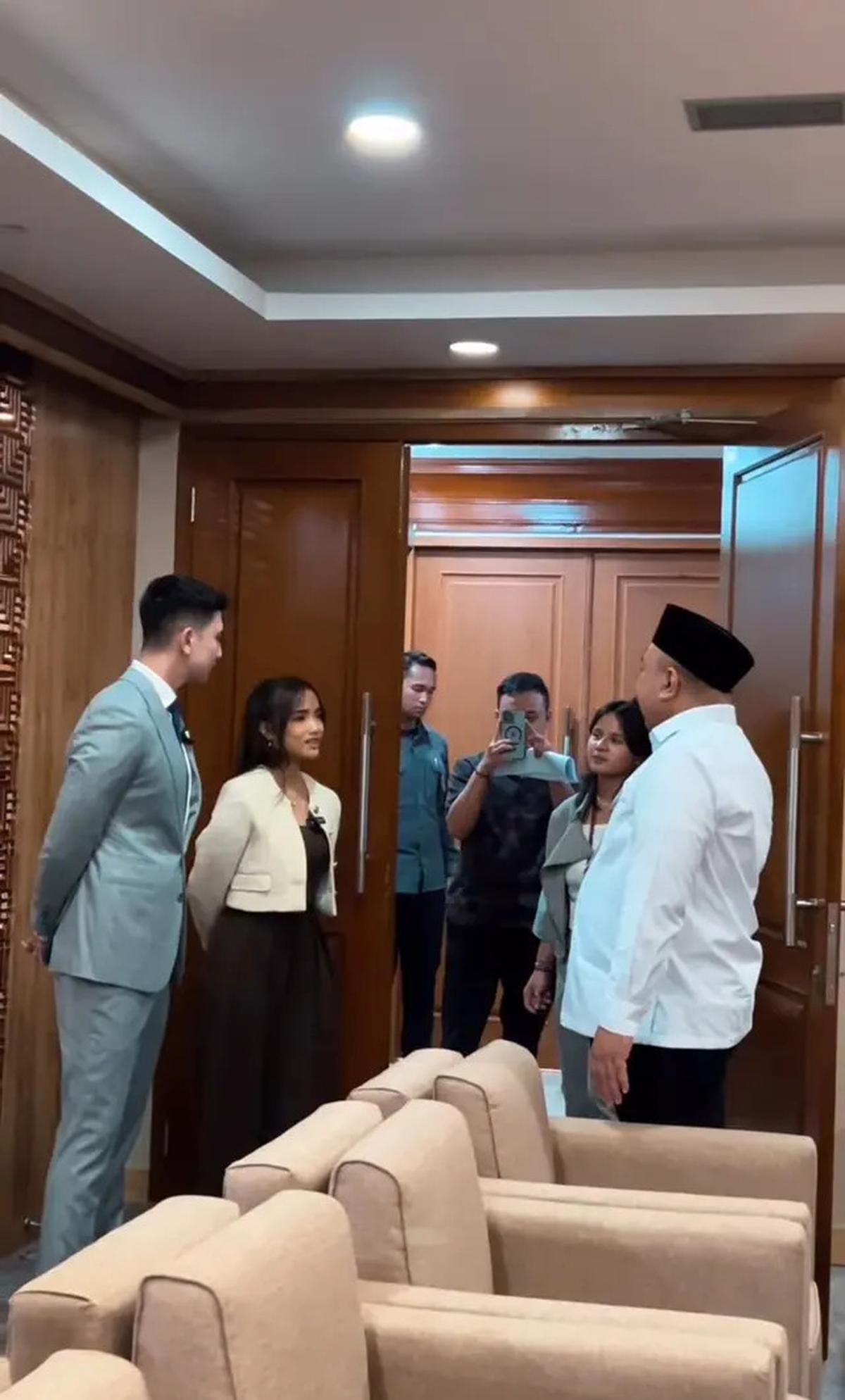 7 Potret Verrell Bramasta Ajak Fuji ke Kantor DPR, Diakhiri Badminton Bareng