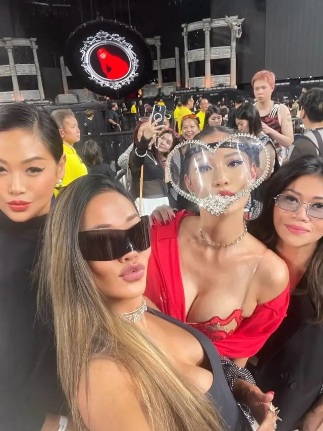 Gaya Totalitas Patricia Gouw Nonton Konser Lady Gaga di Singapura, Pakai Face Shield Asli Sang Diva yang Dirancang Desainer Rinaldy Yunardi