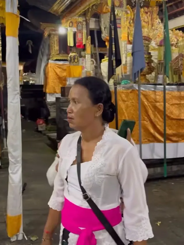 Potret ibu-ibu di Bali bersembunyi di balik temannya usai mencium pipi Antonio Blanco Jr (Sumber: Instagram/antonioblancojr)