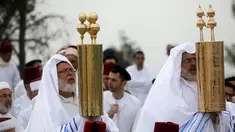  Anggota sekte Samaritan saat melakukan kegiatan ziarah tradisional untuk menandai liburan Paskah di Gunung Gerizim, Nablus, (27/4). Samaritan adalah nama sebuah komunitas agama kuno yang memisahkan diri dari agama Yahudi.( REUTERS / Abed Omar Qusini)