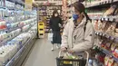 Pengunjung mengenakan masker saat berbelanja di supermarket di Taipei, Taiwan, Senin (20/2/2023). Orang-orang masih diharuskan memakai masker di tempat-tempat seperti rumah sakit dan fasilitas medis serta di angkutan umum. Namun, restoran dan kantor lagi mewajibkan masker. (AP Photo/Chiang Ying-ying)