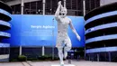 Namun sayangnya patung Aguero itu justru menuai respon negatif dari warganet. Banyak yang merasa bahwa patung tersebut lebih mirip pemain Real Madrid, Toni Kroos. (Martin Rickett/PA via AP)