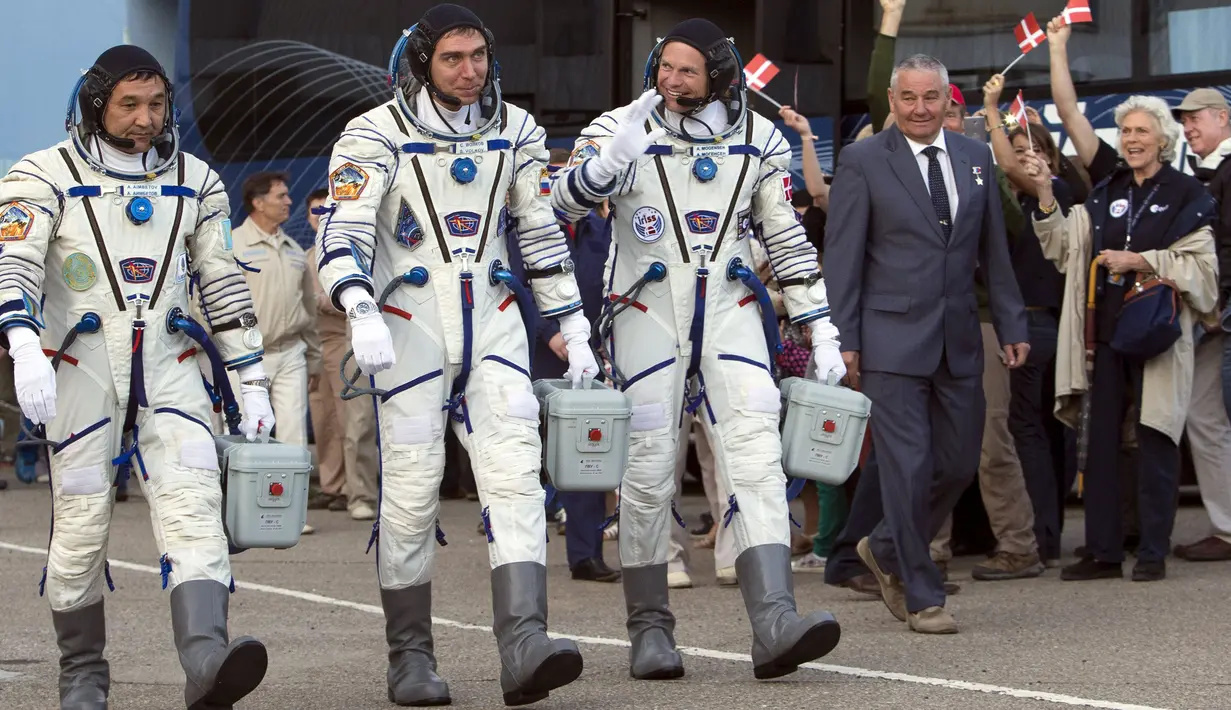 Aidyn Aimbetov dari Kazakhstan , Sergei Volkov dari Rusia dan Andreas Mogensen dari Denmark (kiri – kanan)saat berjalan dengan mengenakan pakaian ruang angkasa di kosmodrom Baikonur, Kazakhstan,Rabu (2/9/2015). (REUTERS/Shamil Zhumatov)