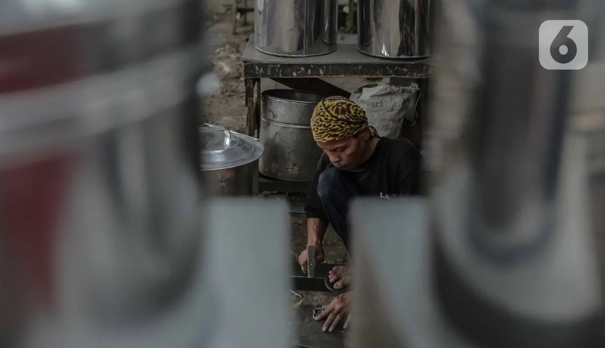 Perajin menyelesaikan pembuatan perabot dapur di Jalan Dewi Sartika, Cawang, Jakarta, Minggu (17/12/2019). Kawasan yang dulunya terkenal sebagai sentra industri pembuatan kompor minyak di Jakarta itu sekarang telah beralih menjadi perajin perabot dapur. (Liputan6.com/Faizal Fanani)