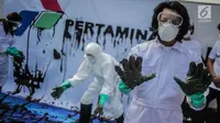 Lebih dari 2 Ribu Warga Tangani Tumpahan Minyak di Laut Karawang