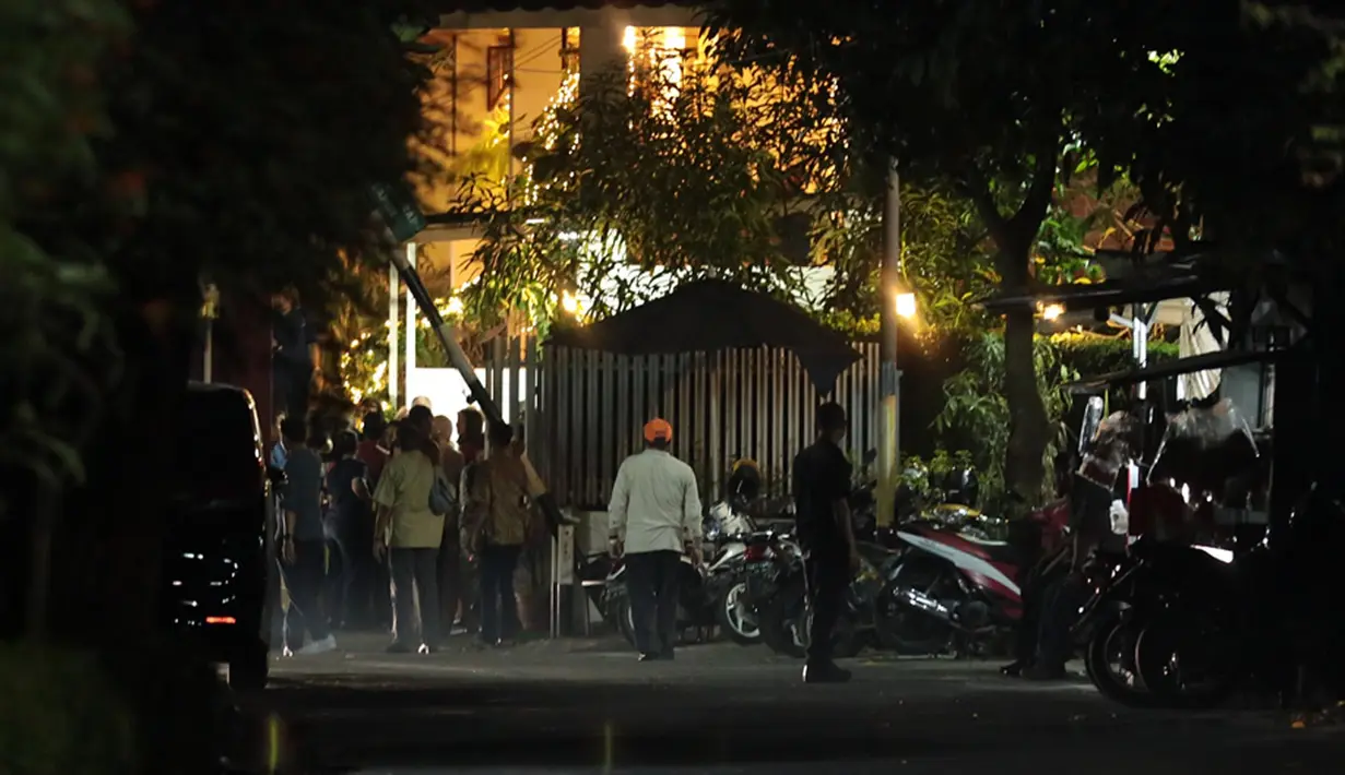 Bahkan Hamish pun yang tampan memakai batik cokelatnya langsung berjalan ke dalam mobilnya tanpa menoleh ke arah awak media yang sedang menunggunya, apalagi memberikan sepatah dua patah kata. (Deki Prayoga/Bintang.com)