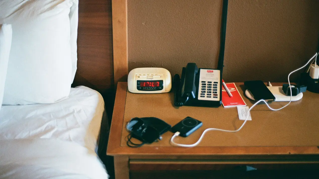 Colokan Elektronik yang Wajib Dicabut Sebelum Tidur/Photo by Matt Reames on Unsplash