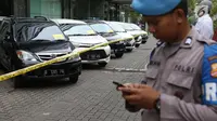 Sejumlah kendaraan roda empat yang diduga memiliki BPKB dan STNK palsu saat gelar kasus di Bareskrim Polri, Rabu (20/12). Ada 16 mobil bodong yang disita dari kantor pegadaian dan enam mobil lain disita langsung dari pelaku. (Liputan6.com/Angga Yuniar)