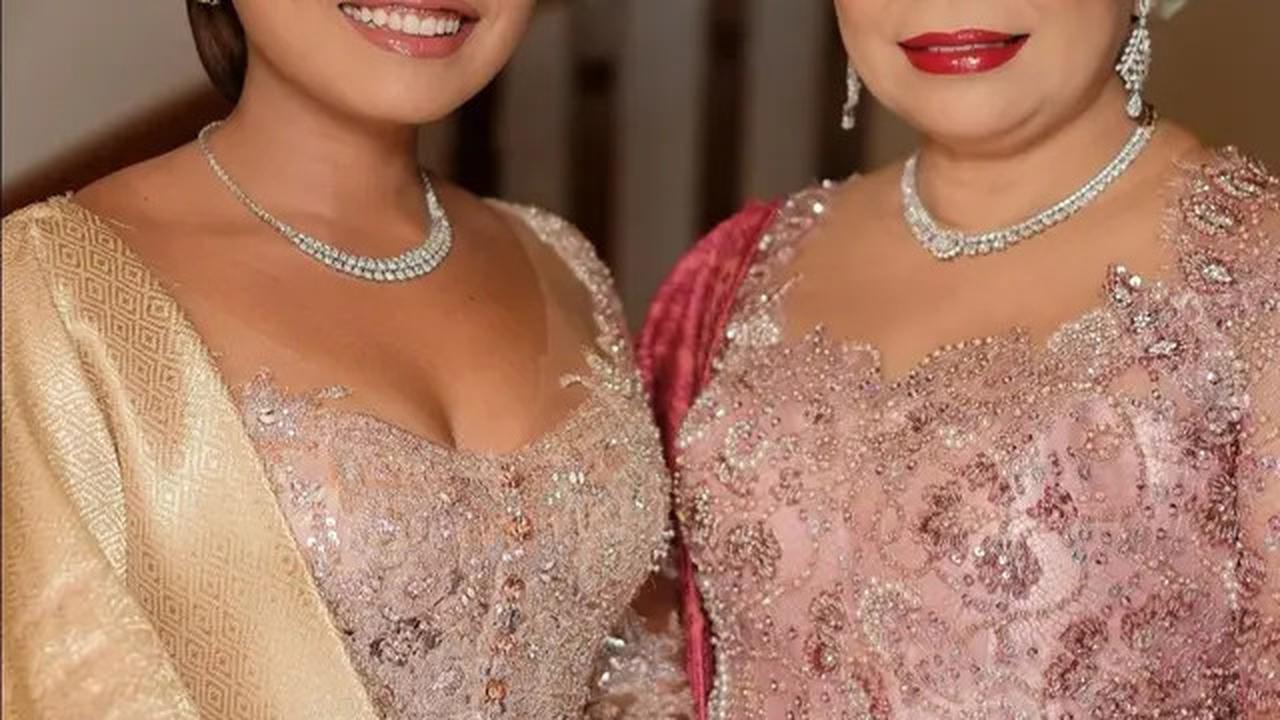 7 Potret Penampilan Keluarga Hotman Paris di Pernikahan Frank Hutapea, Elegan