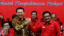 Basuki Tjahaja Purnama (Ahok) dan Djarot Saiful Hidayat melakukan salam komando di Kantor DPP PDIP di Jl Diponegoro, Jakarta, Selasa (20/9). PDIP resmi mengusung Ahok dan Djarot pada Pilgub DKI 2017. (Liputan6.com/Herman Zakharia)