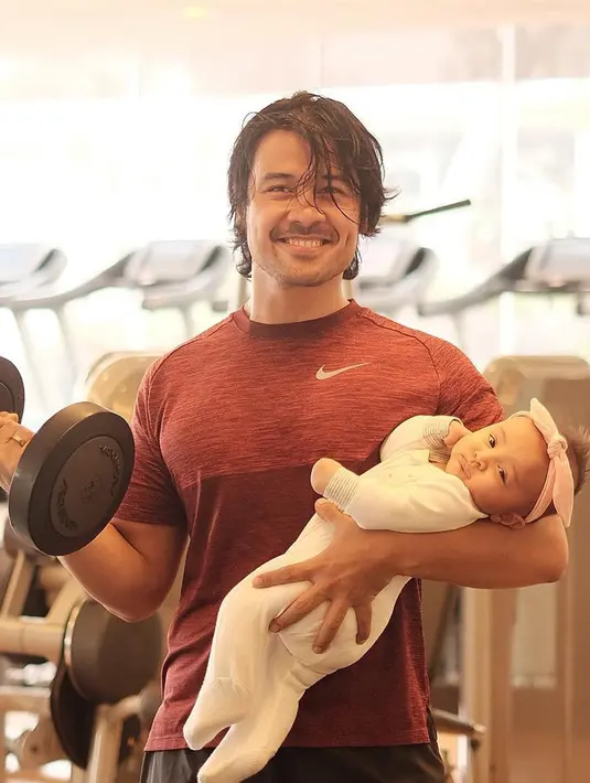 Chicco Jerikho ternyata punya cara tersendiri ya saat mengurus Surinala. Buktinya Surina sudah diajak ke gym. (Liputan6.com/IG/@chicco.jerikho)