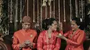 Ibu Iriana sedang menyuapi putrinya yang akan menikah. Sedangkan Jokowi memegang cangkir minuman duduk disebelah kiri calon pengantin. Prosesi ini bisa disebut dengan dulangan (menyuapi). (Instagram/thebridebestfriend)