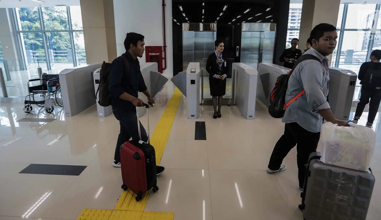 Sejumlah calon penumpang melintas di lantai satu Stasiun Sudirman Baru atau yang sekarang disebut Stasiun BNI City, Jakarta, Selasa (26/12). Stasiun ini terdiri dari tiga bagian, yakni peron, lantai dasar, dan lantai atas. (Liputan6.com/Faizal Fanani)