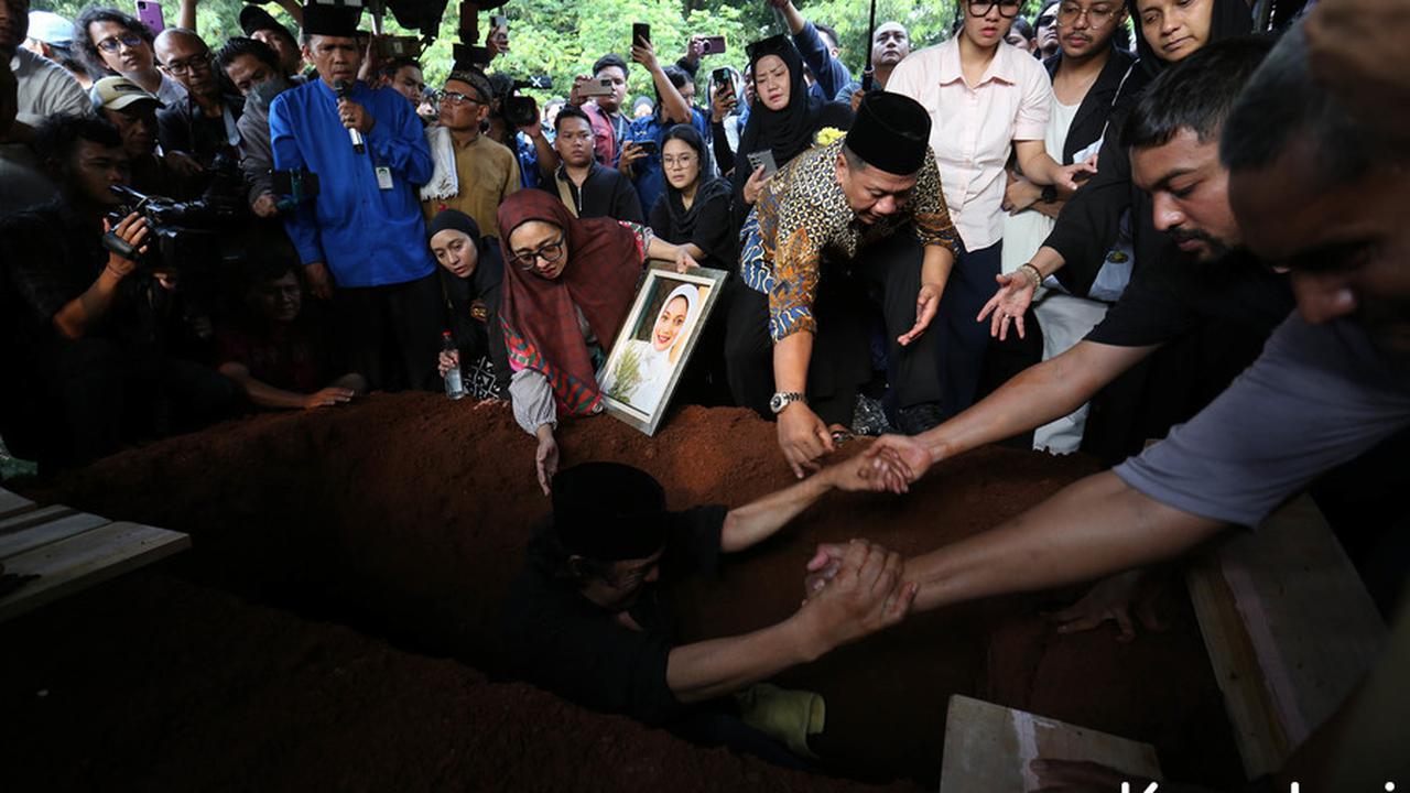 9 Potret Ikang Fawzi di Pemakaman Marissa Haque, Lantunkan Azan dalam Liang Lahad
