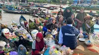 Anies menemui ibu-ibu di pasar terapung Martapura Banjarmasin. (Istimewa)