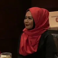 Dea Mirella memutuskan untuk memakai hijab. 