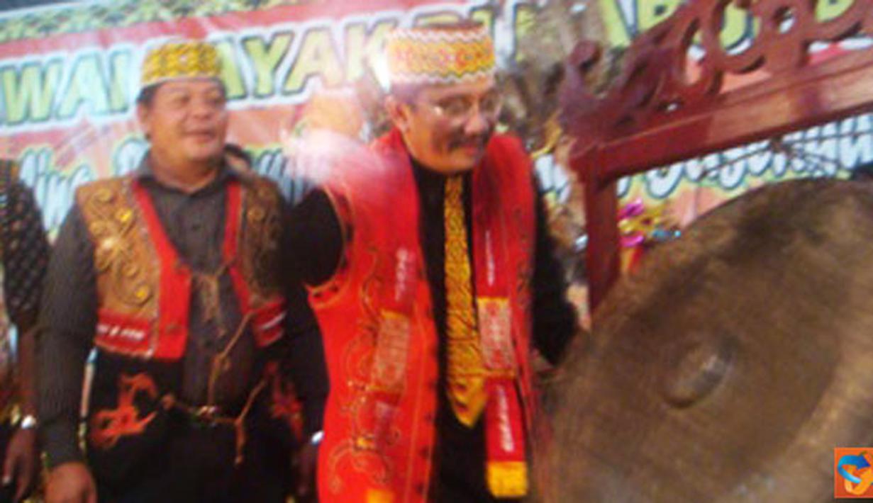 Citizen6, Pontianak: Wakil Gubernur Kalimantan Barat Christiandy Sanjaya menutup Perhelatan Akbar Gawai Adat Dayak VII , yang ditandai dengan pemukulan gong sebanyak tujuh kali, (9/7). (Pengirim: Indra Sanggau Berkat)  
