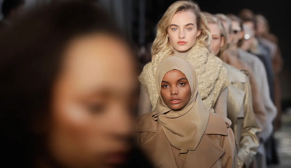 Halima Aden bersama model lainnya berjalan mengenakan koleksi Max Mara women's Fall/Winter 2017-2018 pada Milan Fashion Week, di Milan, Kamis (23/2). Halima Aden menjadi satu-satunya model berhijab dalam show tersebut. (AP Photo/Luca Bruno)