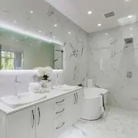 Wastafel Kamar Mandi Serba Putih dengan Kabinet (Foto: work-tops.com)