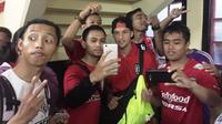 Irfan Bachdim dengan sabar melayani permintaan suporter Bali United untuk berselfie ria di Stadion I Wayan Dipta, Gianyar. (Bola.com/Wiwig Prayugi)