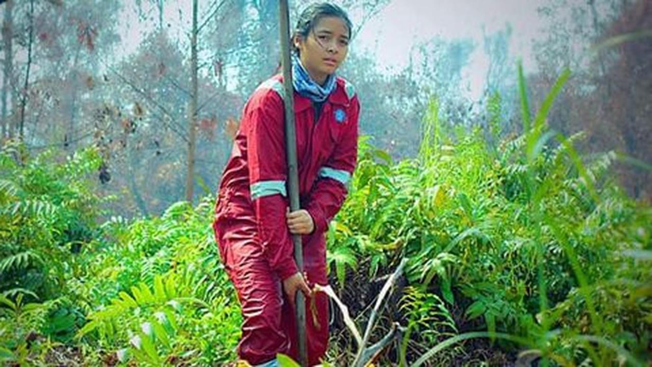 Mengenal Intan, perempuan cantik ikut padamkan api di Kalimantan