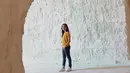 Di foto yang satu ini, Amanda terlihat sangat santai. Ia hanya memakai celana jeans dengan atasan berwarna kuning. Makin santai penampilannya lantaran ia memadukannya dengan sneakers putih. (Instagram/auroramanda95)