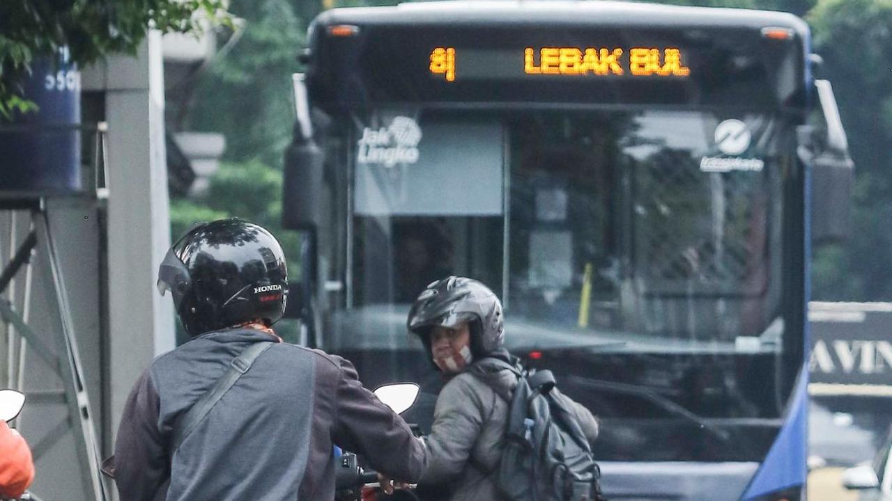 Sejumlah pengendara sepeda motor nekat melawan arah saat menerobos jalur TransJakarta di kawasan Pondok Indah, Jakarta, Rabu (10/1/2024).