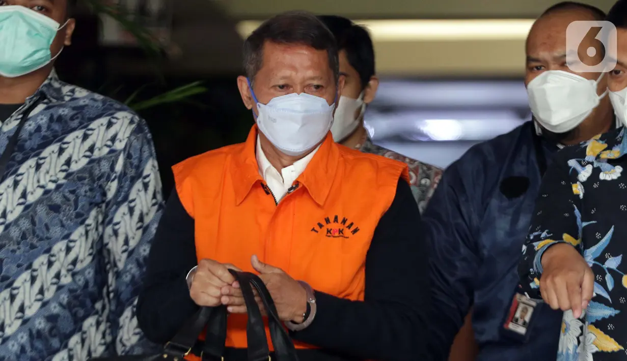Mantan Dirut PT Pelindo II (Persero) Richard Joost Lino mengenakan rompi tahanan usai diperiksa di gedung KPK, Jakarta, Jumat (26/3/2021). RJ Lino ditetapkan sebagai tersangka pada Desember 2015 lalu dalam dugaan korupsi pengadaan tiga unit Quay Container Crane. (Liputan6.com/Helmi Fithriansyah)