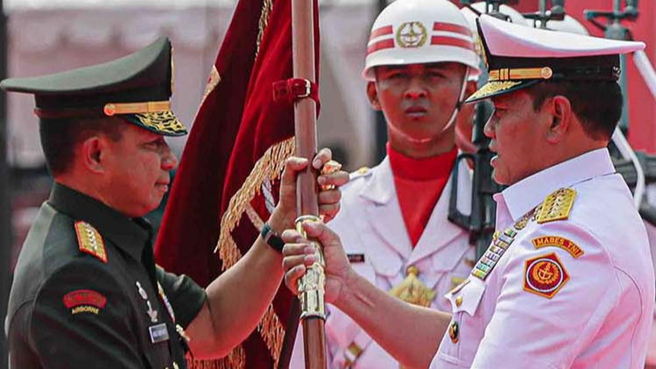 Selain itu, Laksamana Yudo juga menyerahkan Panji TNI 'Tri Dharma Eka Karma' kepada Jenderal Agus.