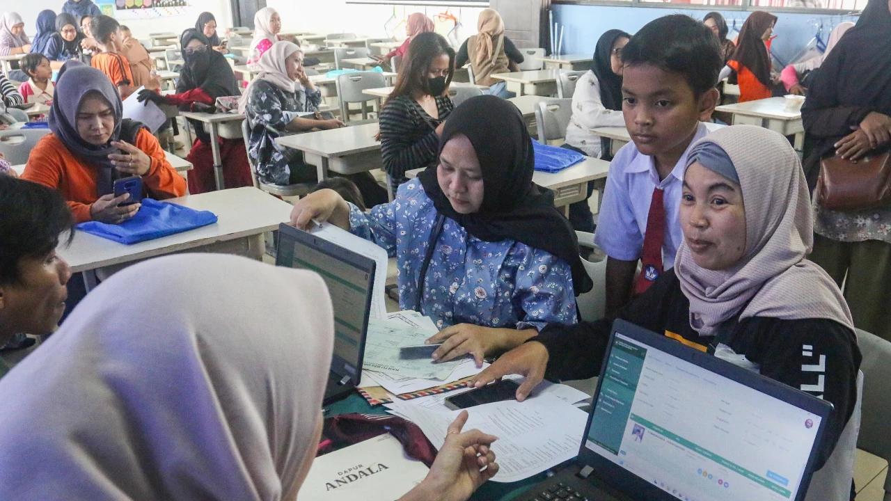 FOTO: Antusias Siswa dan Orang Tua Manfaatkan Layanan Kependudukan di SDN Kebagusan 01