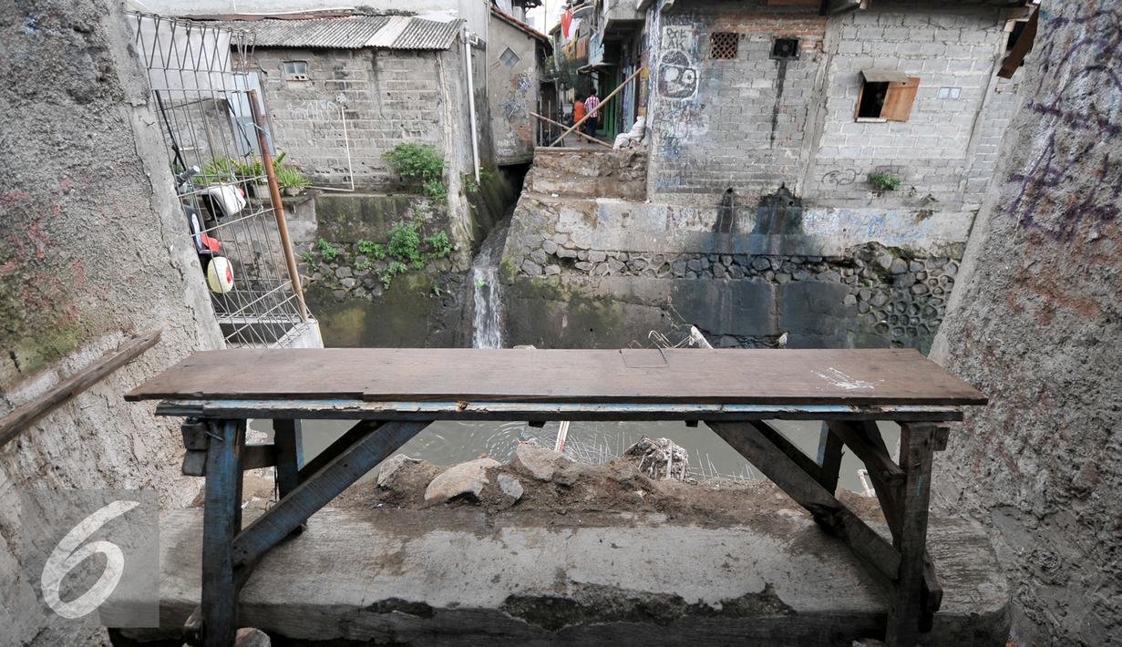 Kondisi jembatan ambruk di kawasan Manggarai, Jakarta, Selasa (9/8). Jembatan penyeberangan di Kelurahan Manggarai Selatan, Tebet ambruk diduga akibat hujan deras. (Liputan6.com/Yoppy Renato)